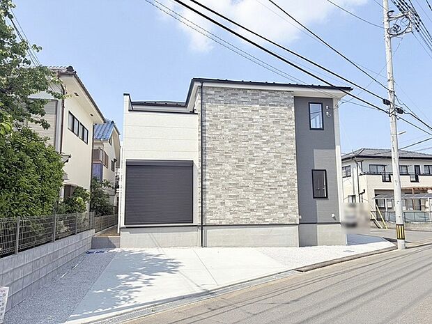 周辺の街並みの中で適度な主張、生活に溶け込むシンプルなデザインの外観が魅力の一戸建です。