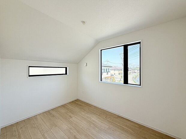 勾配天井の2階のお部屋。この勾配の角度がお洒落な雰囲気を感じさせてくれます。