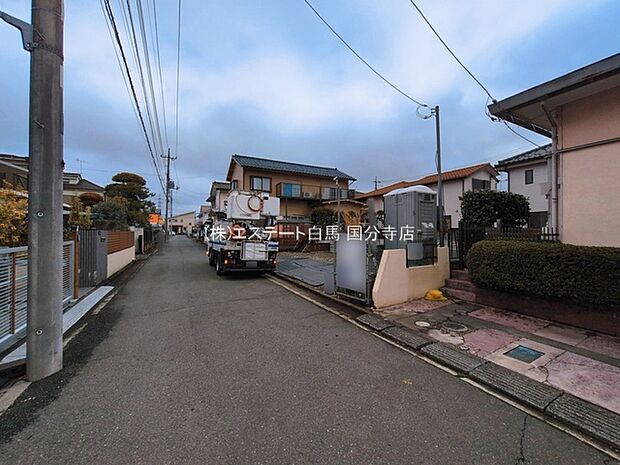 安心して暮らすことのできる住宅街。　住宅地の道路は一般に交通量が少なく車などの騒音が少ないため、住民にとって静かな生活環境が提供されます。 