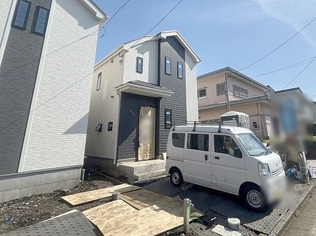周辺の街並みの中で適度な主張、生活に溶け込むシンプルなデザインの外観が魅力の一戸建です。 