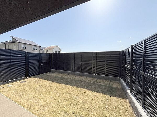 リビングからつながる専用のお庭はプライベート感満載です。