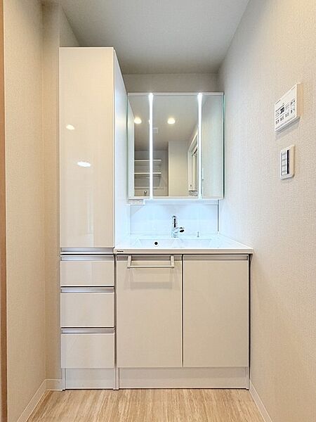 三面鏡に洗面台。 コンセントに照明機能、多機能性を備えた設備です。
