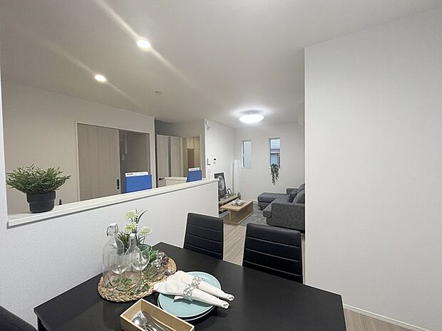 家族の集まるリビングは気持ちの良い自然光が差し込む団欒空間。室内のご見学予約も随時、受付中ですのでお気軽にお問合せください。 