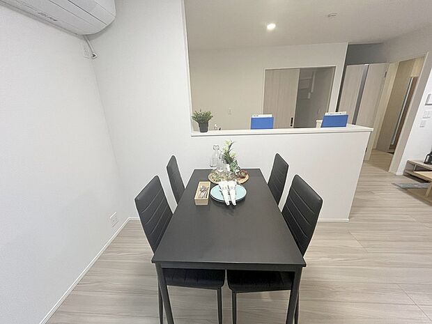 家族が食事するダイニングスペースをキッチンから見渡せる設計に。お料理をしながら家族とのコミュニケーションが増えそうな予感。