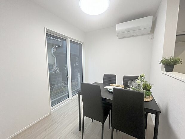 家族が食事するダイニングスペースをキッチンから見渡せる設計に。お料理をしながら家族とのコミュニケーションが増えそうな予感。 