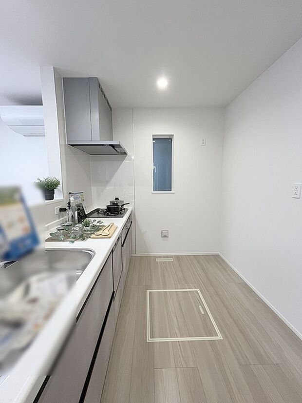 キッチンコンロスペースの近くには、空気の入れ替えが可能な開口部を設置！！ お料理をする際には、換気扇を回しながら匂いが籠らない様に開放してお料理もお楽しみ頂けます。 