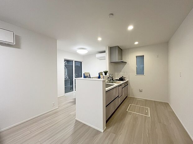 カウンターキッチンならではの開放的な見通し、全体が見渡せることでご家族の団欒スペースもより明るく笑顔が溢れる空間となります。