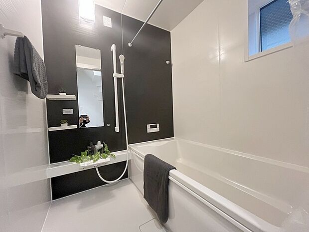 一日の疲れを癒してくれるゆったりとしたバスルームです。