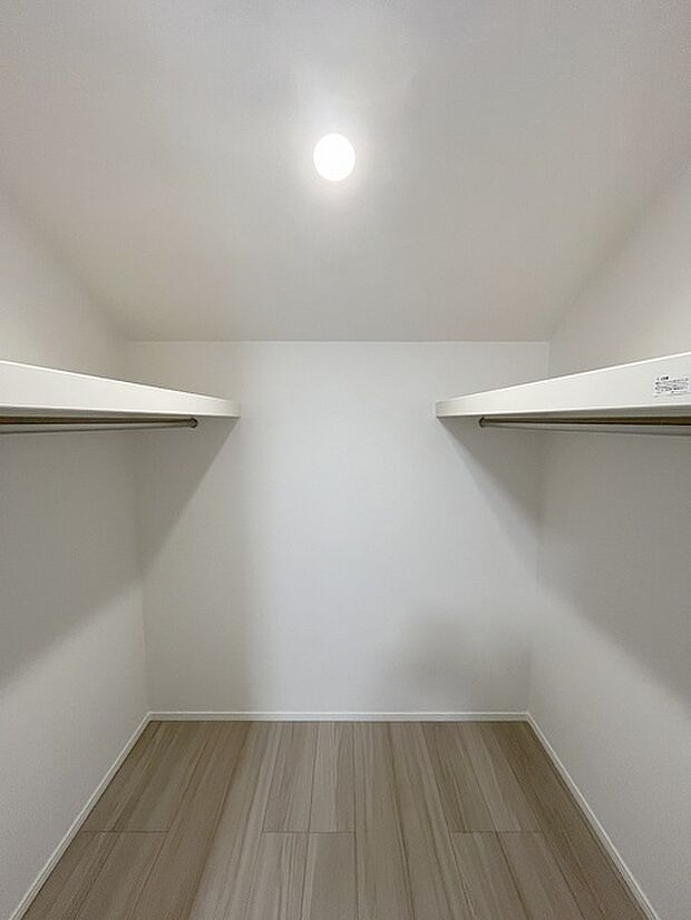 収納スペースがたっぷりと確保されたこの物件では、生活をより快適に送ることができます。