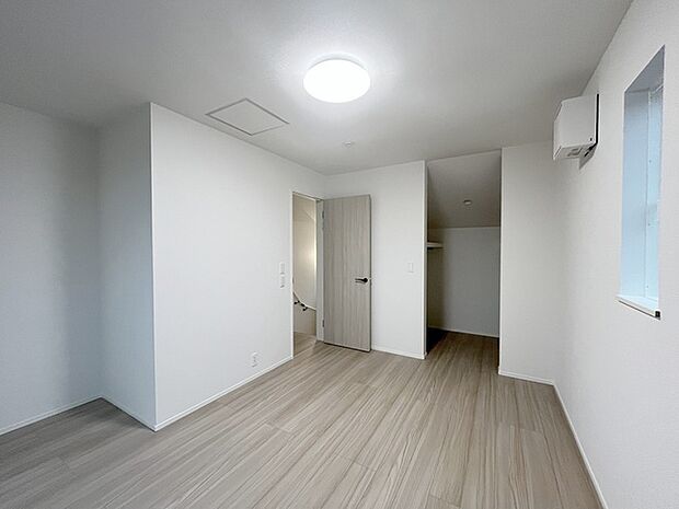 洋室はモダンなデザインと機能性を備え、快適な生活空間に。明るい窓から差し込む自然光が広々とした空間をさらに明るく開放的に感じさせます。