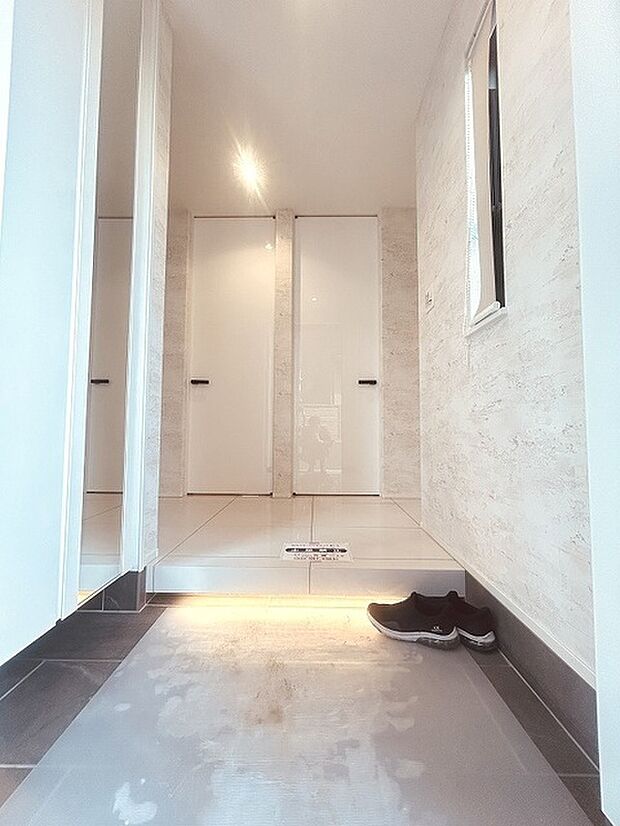 玄関は家の第一印象を左右する重要な場所。ほどよい広さとスタイリッシュな色遣いが印象的です。