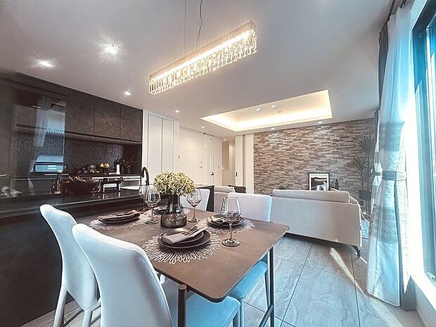 家族の集まるリビングは気持ちの良い自然光が差し込む団欒空間。室内のご見学予約も随時、受付中ですのでお気軽にお問合せください。 