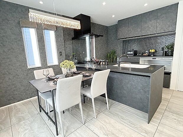 家族が食事するダイニングスペースをキッチンから見渡せる設計に。お料理をしながら家族とのコミュニケーションが増えそうな予感。