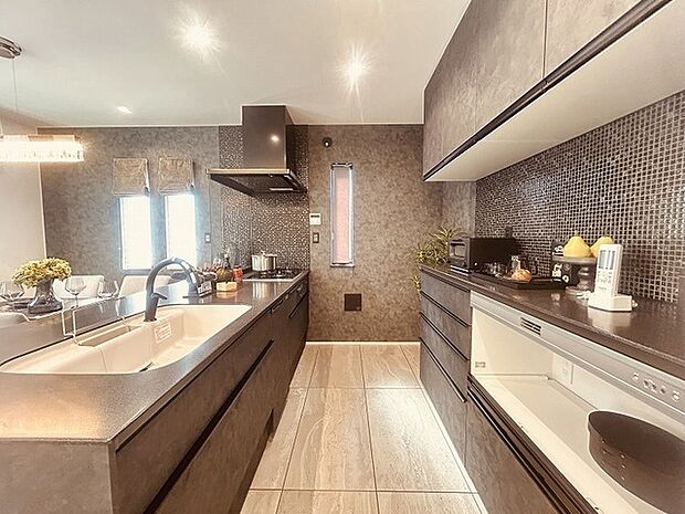 お料理をしながらリビングの家族やゲストとの会話が楽しめるカウンタータイプのキッチン。毎日のお料理を楽しく快適に。