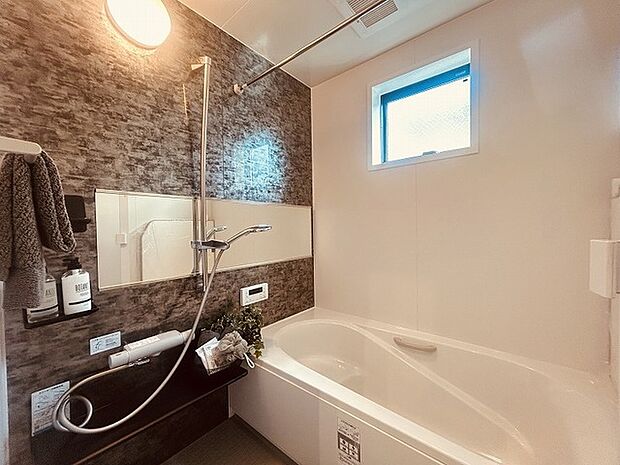 一日の疲れを癒してくれるゆったりとしたバスルームです。 