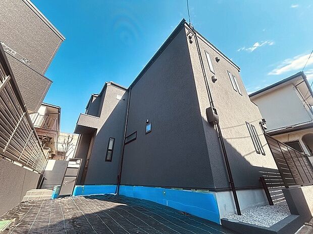 周辺の街並みの中で適度な主張、生活に溶け込むシンプルなデザインの外観が魅力の一戸建です。