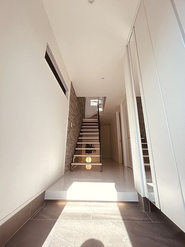 玄関は家の第一印象を左右する重要な場所。ほどよい広さとスタイリッシュな色遣いが印象的です。