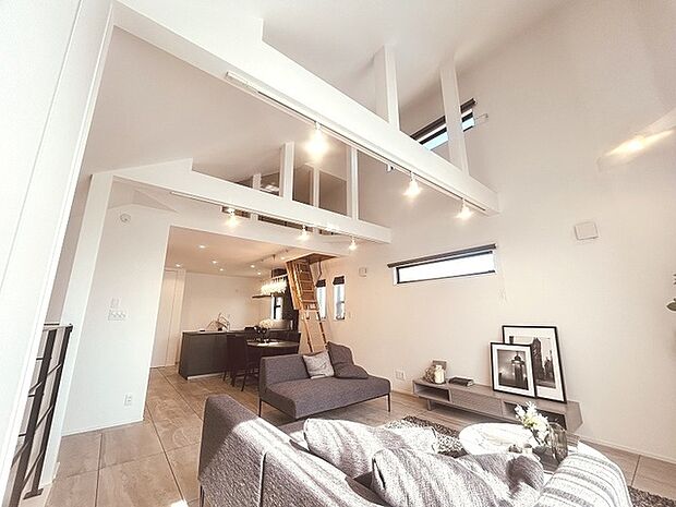 家族が一番集まる場所だから広々としつつも素敵な空間であって欲しい。みんながくつろぐリビングからキッチンまでが一つの空間のように繋がる間取り。