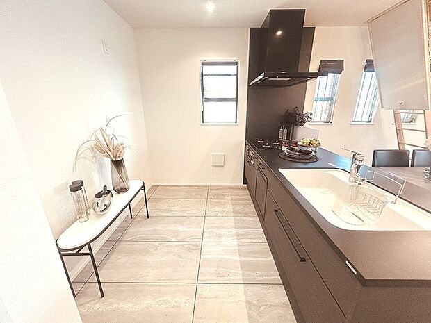 カウンターキッチンならではの開放的な見通し、全体が見渡せることでご家族の団欒スペースもより明るく笑顔が溢れる空間となります。