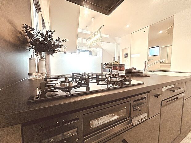 実際に室内をご見学頂くと生活のイメージが広がると思います。家具を置いたイメージや窓からの景色など。周辺で販売に出している物件も一緒にまとめてご見学頂き、比較する事もできます。