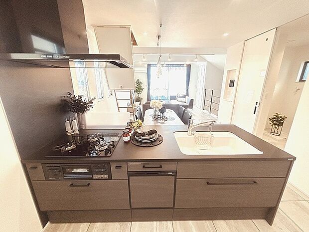 お料理をしながらリビングの家族やゲストとの会話が楽しめるカウンタータイプのキッチン。毎日のお料理を楽しく快適に。 