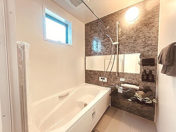 一日の疲れを癒してくれるゆったりとしたバスルームです。