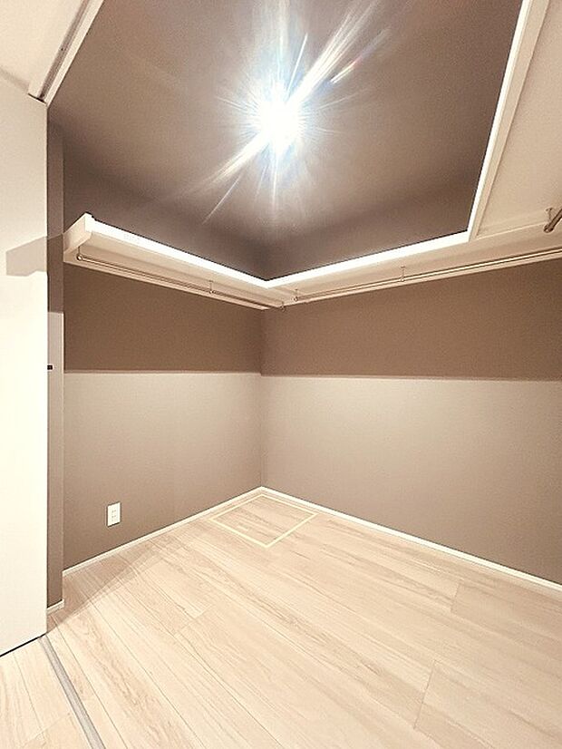 沢山の洋服も収納できそうなウォークインクローゼット。荷物の多い方には嬉しい設計。