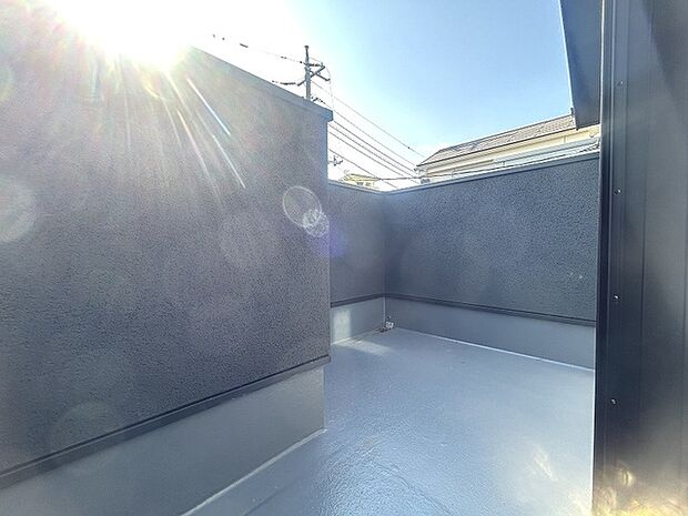 季節の変化や天気の良い日には、バルコニーでの時間が心地よく、気分をリフレッシュさせることができます。 