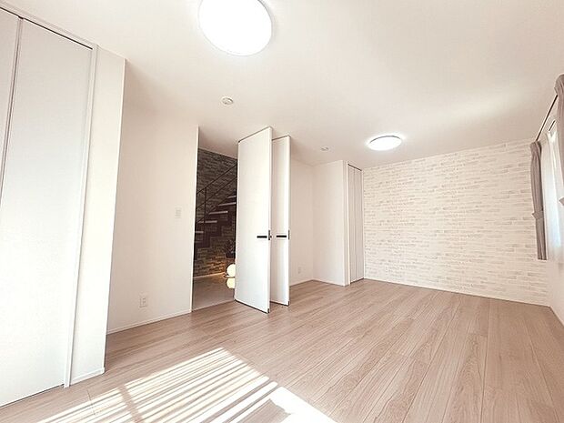 スタイリッシュなデザインと快適な居住性を兼ね備えた洋室。広々とした空間は、自分らしいインテリアを楽しむことができるほか、リラックスした時間を過ごすことができそうです。