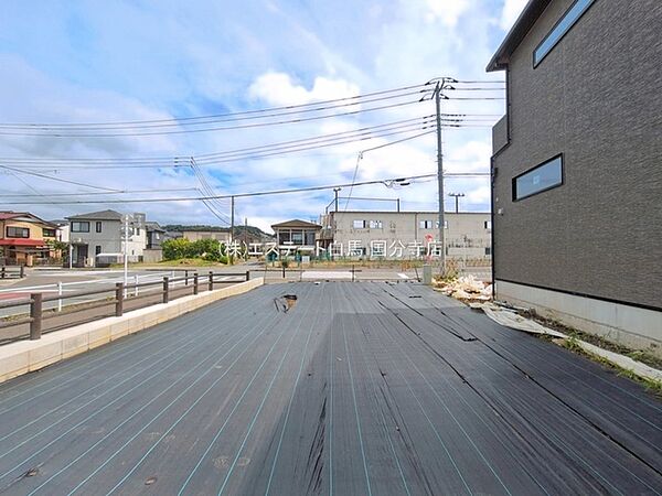 現地ご見学の際、スタッフが様々なご質問に対応いたします、周辺環境、前面道路、建築可能な建物について、ぜひご相談ください。