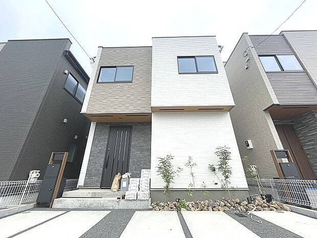 周辺の街並みの中で適度な主張、生活に溶け込むシンプルなデザインの外観が魅力の一戸建です。