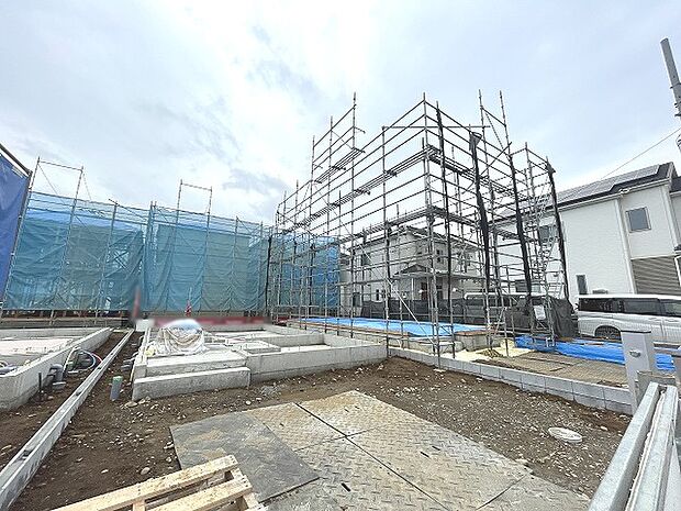 現在建物を建築中です、建築中の物件については現地確認の他、同施工会社の完成施工例のご案内、担当者のプレゼンテーションにてご検討ください。適切なご検討の方法をご説明させて頂きます。