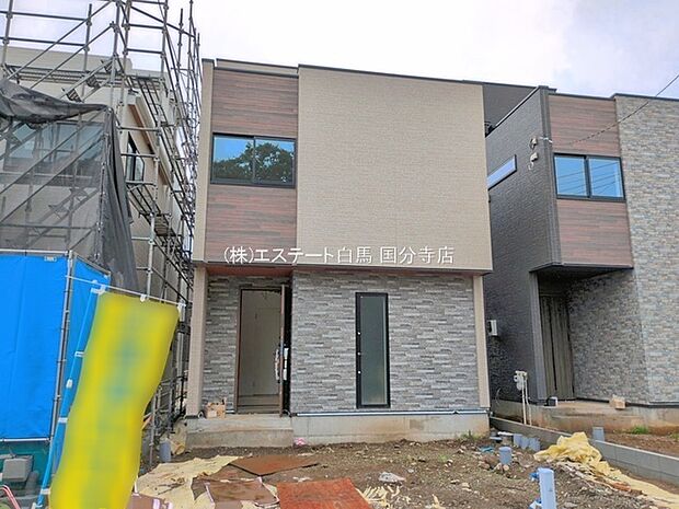 周辺の街並みの中で適度な主張、生活に溶け込むシンプルなデザインの外観が魅力の一戸建です。