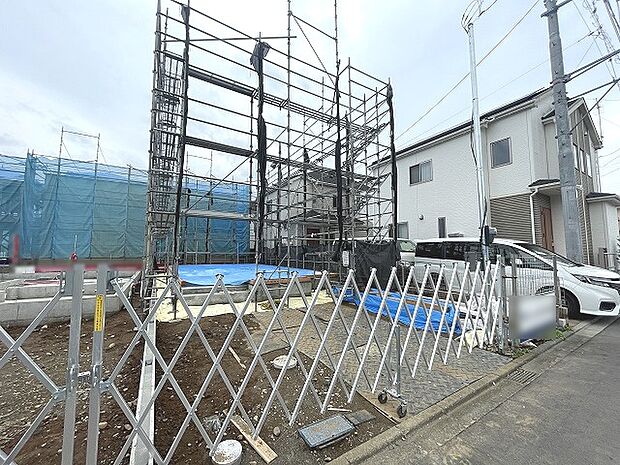 現在建物を建築中です、建築中の物件については現地確認の他、同施工会社の完成施工例のご案内、担当者のプレゼンテーションにてご検討ください。適切なご検討の方法をご説明させて頂きます。