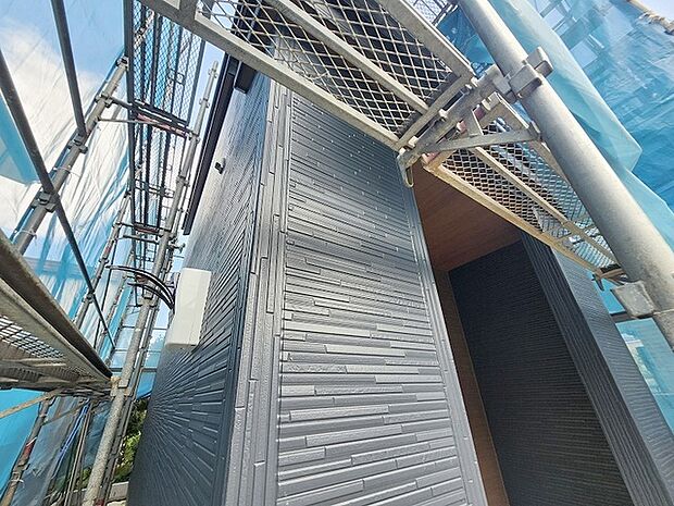 現在建物を建築中です、建築中の物件については現地確認の他、同施工会社の完成施工例のご案内、担当者のプレゼンテーションにてご検討ください。適切なご検討の方法をご説明させて頂きます。 