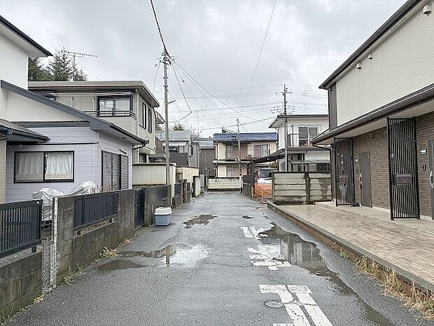 安心して暮らすことのできる住宅街。 住宅地の道路は一般に交通量が少なく車などの騒音が少ないため、住民にとって静かな生活環境が提供されます。