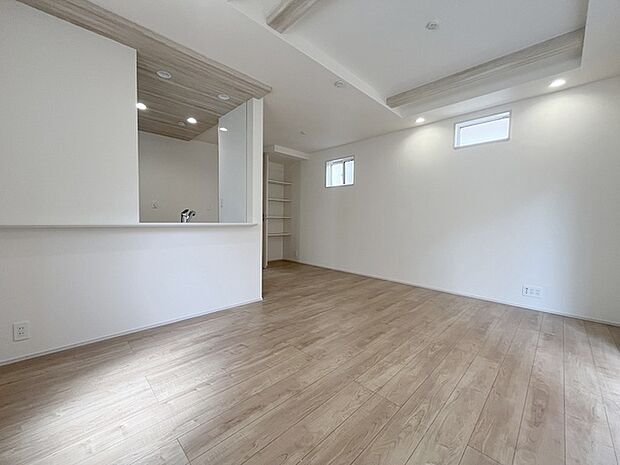 家族が食事するダイニングスペースをキッチンから見渡せる設計に。お料理をしながら家族とのコミュニケーションが増えそうな予感。