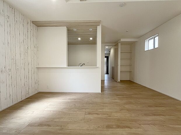 家族が一番集まる場所だから広々としつつも素敵な空間であって欲しい。みんながくつろぐリビングからキッチンまでが一つの空間のように繋がる間取り。