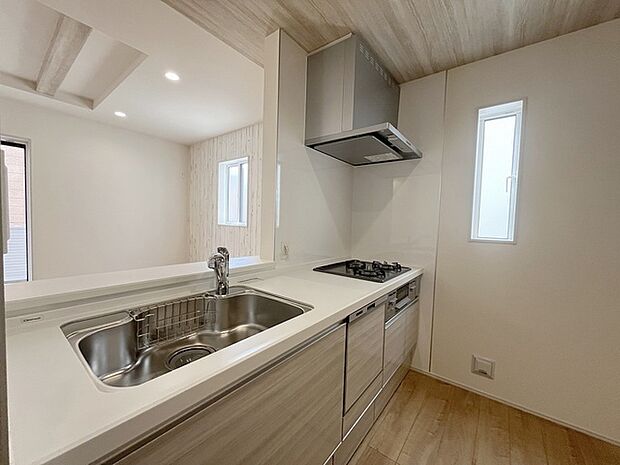 お料理をしながらリビングの家族やゲストとの会話が楽しめるカウンタータイプのキッチン。毎日のお料理を楽しく快適に。