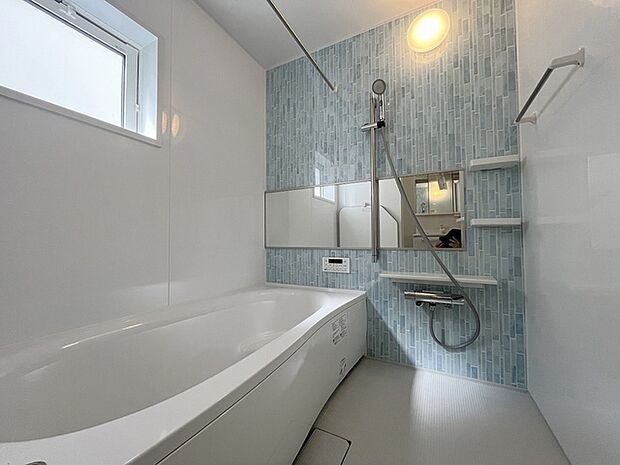 一日の疲れを癒してくれるゆったりとしたバスルームです。