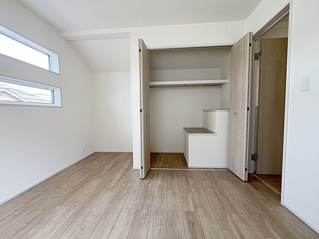 各お部屋に収納が設置されています。