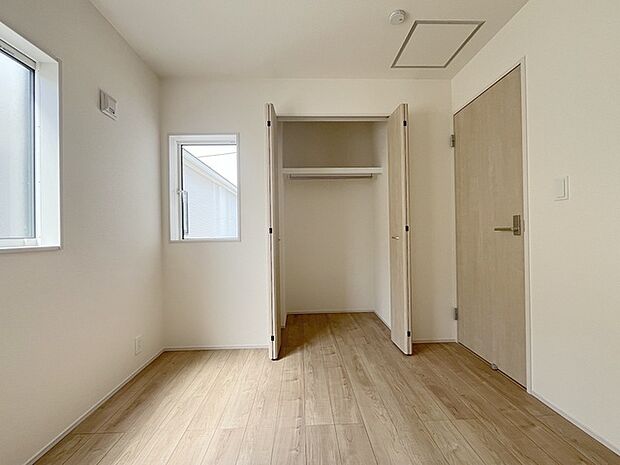 豊富な収納スペースもこの物件の特長の一つ。各所に収納が完備されており、生活をスッキリと整えることができます。