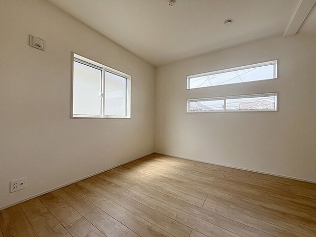 洋室はモダンなデザインと機能性を備え、快適な生活空間に。明るい窓から差し込む自然光が広々とした空間をさらに明るく開放的に感じさせます。