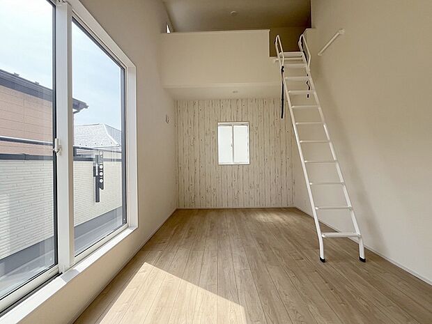 吹抜けの空間を意識した開放感のある間取り。そして上部にロフトを配置。スタイリッシュかつ収納も豊富で長く機能的に住める家を目指して。