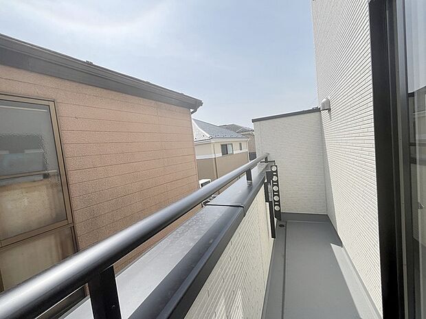 窓からの眺望です。実際に現地で眺望もご確認ください。