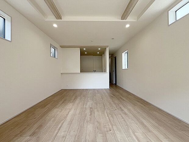 家族の集まるリビングは気持ちの良い自然光が差し込む団欒空間。室内のご見学予約も随時、受付中ですのでお気軽にお問合せください。 