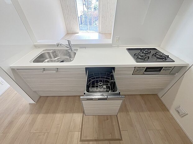 お料理をしながらリビングの家族やゲストとの会話が楽しめるカウンタータイプのキッチン。毎日のお料理を楽しく快適に。 