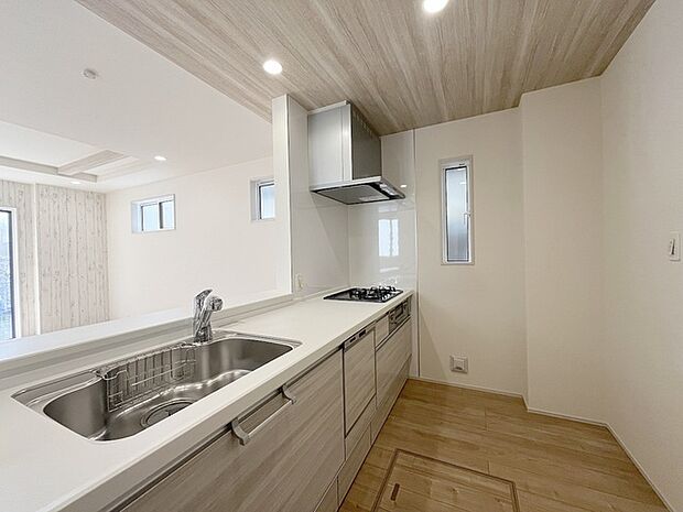 キッチンコンロスペースの近くには、空気の入れ替えが可能な開口部を設置！！ お料理をする際には、換気扇を回しながら匂いが籠らない様に開放してお料理もお楽しみ頂けます。 