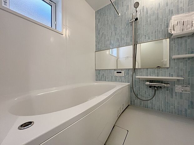 一日の疲れを癒してくれるゆったりとしたバスルームです。 