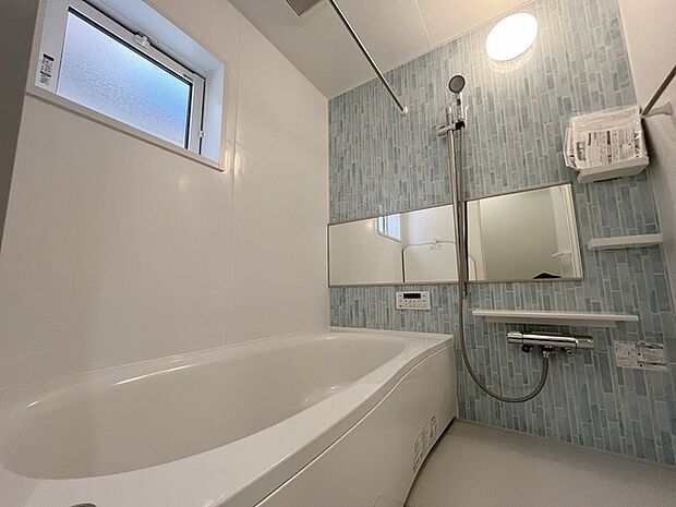 一日の疲れを癒してくれるゆったりとしたバスルームです。